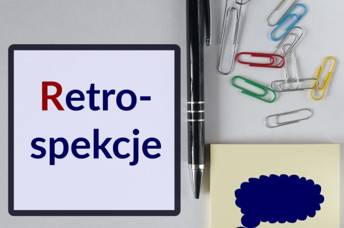 Na obrazku znajduje się hasło kategorii Retrospekcje, długopis, spinacze i karteczki post it